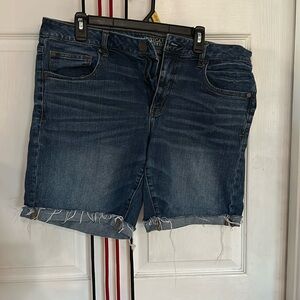 American Eagle woman’s slouchy Bermuda shorts, size 14